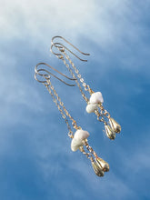 Load image into Gallery viewer, Delicate dangly earrings
