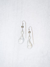 Load image into Gallery viewer, Dangly seashell earrings
